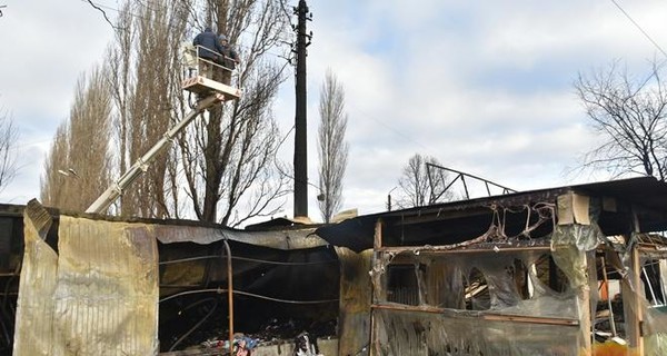 На сгоревшем в Киеве рынке боятся новых поджогов