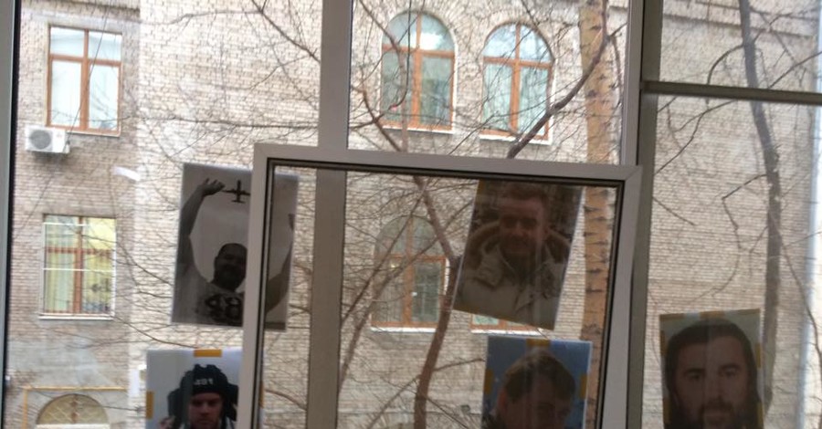 Божене Рынской обклеили окна портретами погибших журналистов НТВ