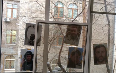 Божене Рынской обклеили окна портретами погибших журналистов НТВ