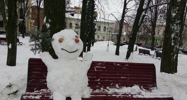 Центр Харькова украсили забавными снеговиками 