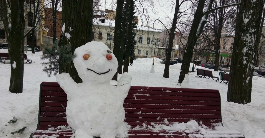 Центр Харькова украсили забавными снеговиками 
