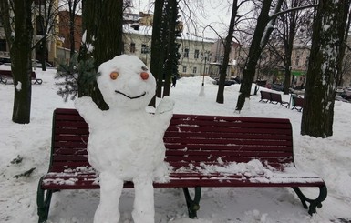 Центр Харькова украсили забавными снеговиками 