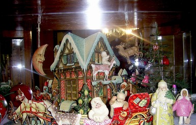 Киевлянка собрала уникальную коллекцию старинных игрушек