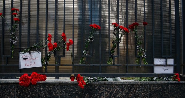 В Одессе вновь принесли цветы жертвам Ту-154 к российскому консульству
