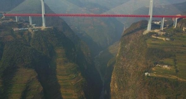 В Китае открыли мост-рекордсмен полукилометровой высоты