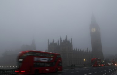 Англия растворилась в густом тумане: фото