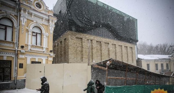 Война киевлян с театром-МАФом: цинковый фасад могут снести