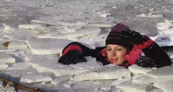 На Днепропетровщине под лед провалились две женщины и ребенок