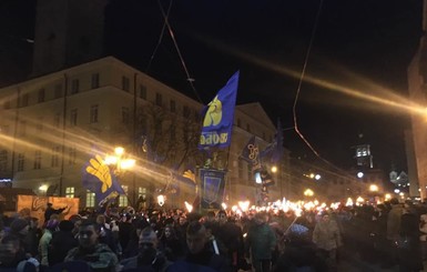 Во Львове день рождение Бандеры отметили факельным шествием