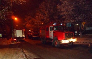 В Запорожье спасатели снимали людей с парапета горящего здания