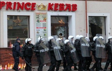 В Польше начались массовые беспорядки из-за убийства местного парня мигрантами