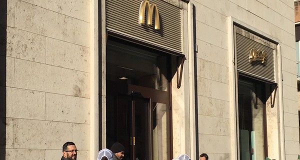 В здании Ватикана открыли McDonald's