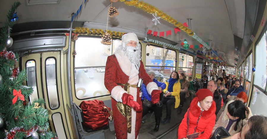 В Днепре Дед Мороз выбрал в качестве резиденции… трамвай