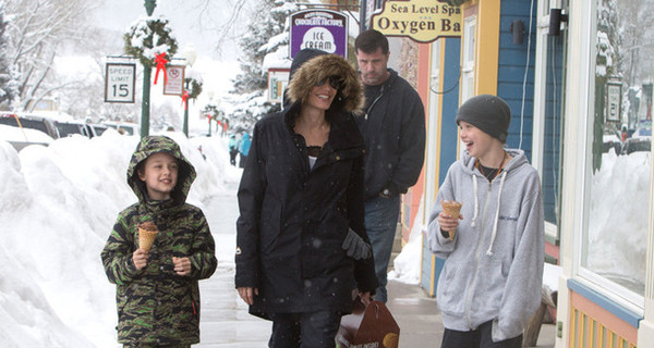 Счастливая Анджелина Джоли катается с детьми на лыжах