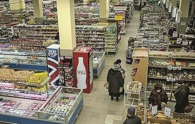 В киевском супермаркете торговый стеллаж упал на покупателя