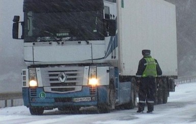 На Закарпатье бушует непогода: населенные пункты обесточены, движение на дорогах ограничено