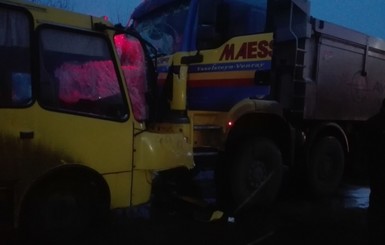 Под Киевом грузовик протаранил маршрутку