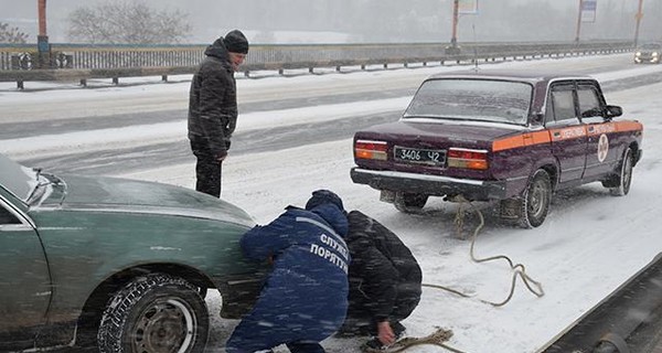 На Днепропетровщине из-за снегопадов перекрыли трассы