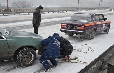 На Днепропетровщине из-за снегопадов перекрыли трассы