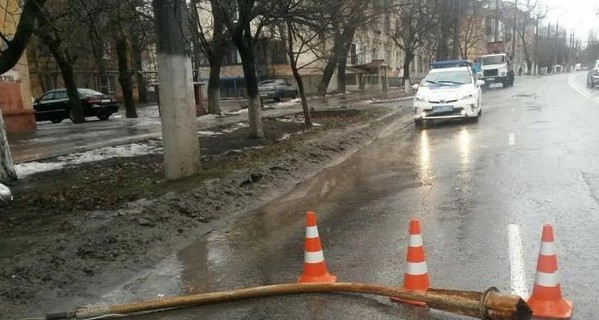 В Мариуполе уличный фонарь упал на маршрутку с пассажирами