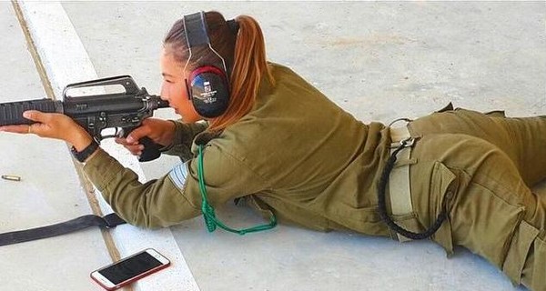 Снимки сексуальных девушек-военных Израиля покорили Интернет