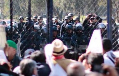 В Мексике легковушка въехала в толпу полицейских