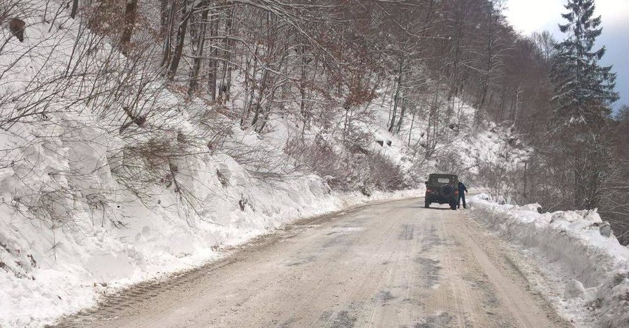 В Закарпатской области лавина сошла на дорогу