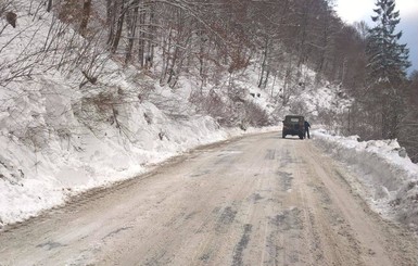 В Закарпатской области лавина сошла на дорогу