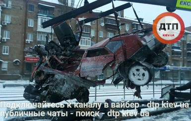 В Киеве машину разорвало надвое после вылета в отбойник