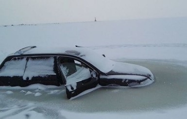 В Днепре две иномарки провалились под лед 