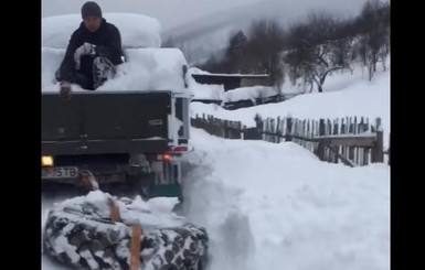 В закарпатском селе снег чистили колесом, на котором сидел подросток 