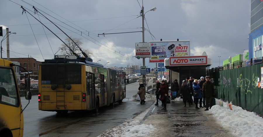 В Киеве мужчина порезал себе руки у остановки транспорта