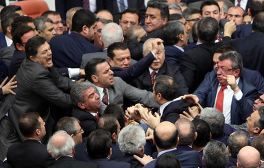 Десятки турецких депутатов подрались в парламенте