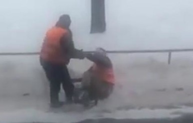 Житель Башкирии снял на видео лежащую на полу пьяную женщину и отправил запись ее работодателю
