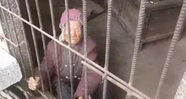 В Китае родной сын держал 92-летнюю мать запертой в клетке
