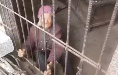 В Китае родной сын держал 92-летнюю мать запертой в клетке