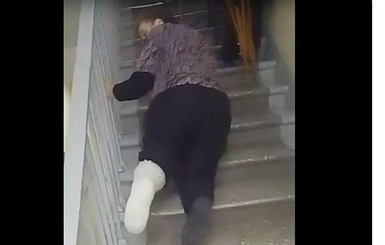 В РФ уволили главврача больницы, в которой женщине пришлось ползти по лестнице