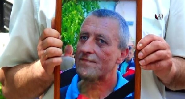 В Тернополе неизвестные с банками крови напали на здание суда
