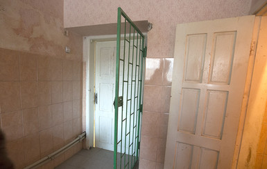 В Мукачево провинившихся психбольных сажают в подвальные клетки 