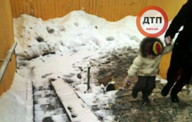 В Киеве девушка тяжело травмировалась, упав на заснеженной лестнице
