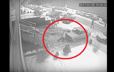 Появилось видео, на котором машина переезжает девушку во Львове