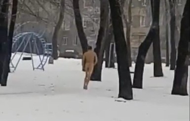 В Запорожье по снежному парку разгуливал абсолютно голый мужчина