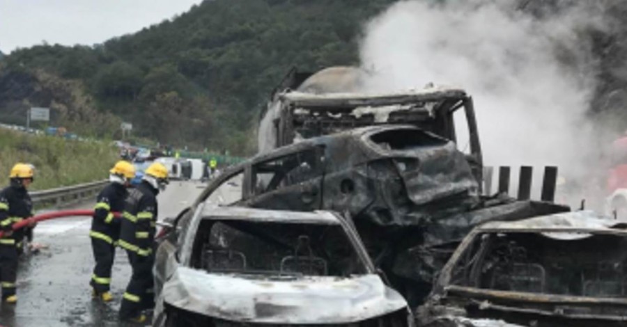 В Китае столкнулись 19 машин, погибли шесть человек
