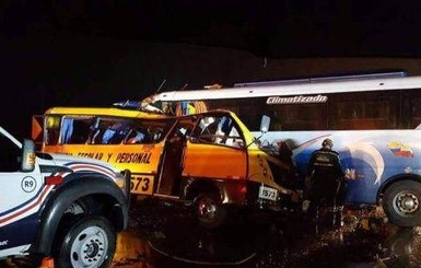 В Эквадоре столкнулись пассажирский и школьный автобус, погибли 19 человек