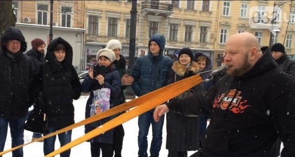 Львовский педиатр зубами протянул 500-килограмовые сани с людьми