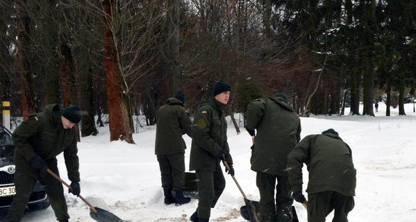 Во Львове на борьбу со снегом вывели солдат