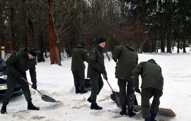 Во Львове на борьбу со снегом вывели солдат