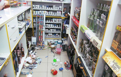 В Каменце-Подольском пьяная женщина устроила погром в магазине