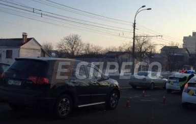 В Киеве джип на переходе сбил трех школьниц
