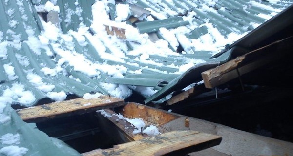 Под Харьковом из-за снега обвалилась крыша двухэтажного дома